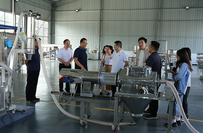 頂端新聞記者 鄒皓羽 振動篩分、封頭制造、金水電纜、中原農(nóng)谷，一個個都是新鄉(xiāng)市重點產(chǎn)業(yè)的響亮名片。 9月21日，“十大戰(zhàn)略進行時——數(shù)智河南 豫見未來”采訪團抵達新鄉(xiāng)市，深入了解該市重點產(chǎn)業(yè)數(shù)智轉(zhuǎn)型的產(chǎn)業(yè)布局情況。 振動產(chǎn)業(yè)看新鄉(xiāng)，精細篩分高服強 “常說新飛冰箱好，以后是新鄉(xiāng)篩分好。”在新鄉(xiāng)市高服篩分機械有限公司，董事長賀占胥是一名務實者，從1982年創(chuàng)立公司至今，他已經(jīng)在振動篩分行業(yè)深耕了30多年。 振動篩分行業(yè)雖是一個小眾領域，但在工業(yè)生產(chǎn)制造中卻發(fā)揮著關鍵作用。“篩分作業(yè)是重要的生產(chǎn)環(huán)節(jié)之一，振動篩分設備相當于工業(yè)之腎，可以大幅提高生產(chǎn)原材料的品質(zhì)質(zhì)量和生產(chǎn)效率。” 賀占胥表示，無論客戶提出多細微的篩分要求，我們百分百都能做好! 在賀占胥的帶領下，公司專注于精準篩分設備的研發(fā)和制造，從概率篩分到準確分級，從無塵篩分過濾到構(gòu)建智能化篩分系統(tǒng)，解決了在精細篩分領域眾多“卡脖子”難題，成功研發(fā)出國內(nèi)首套新型超精細氣流篩分機，隨著創(chuàng)新突破，還研制出了旋振篩、超聲篩等多項新產(chǎn)品，成為精細篩分行業(yè)中的領先者，2021年獲評國家級專精特新“小巨人”企業(yè)。 “從創(chuàng)新驅(qū)動的角度來說，我們目前獲準有400多項國家專利。”高服篩分機械有限公司研發(fā)部副總王躍河表示，公司創(chuàng)新緊貼市場需求，在精細篩分領域做到了設備品種最全，用戶最廣。“每年投入的科研經(jīng)費占銷售收入的5%-7%。” 據(jù)了解，新鄉(xiāng)縣現(xiàn)有振動設備生產(chǎn)企業(yè)334家，配套生產(chǎn)企業(yè)110余家，形成了完整的上下游產(chǎn)業(yè)鏈，全國振動機械總產(chǎn)量60%來自新鄉(xiāng)。2022年，新鄉(xiāng)縣的振動產(chǎn)業(yè)占全國市場80%。2023年4月，新鄉(xiāng)縣被中國重型機械工業(yè)協(xié)會授予“振動之都”稱號。 來源：頂端新聞