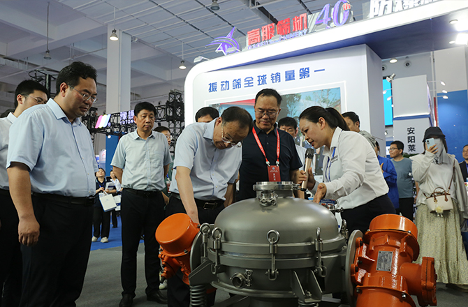 中原農(nóng)谷第二屆振動(dòng)機(jī)械產(chǎn)業(yè)博覽會(huì)盛大開幕，新鄉(xiāng)市長(zhǎng)魏建平親臨高服展區(qū)指導(dǎo)工作